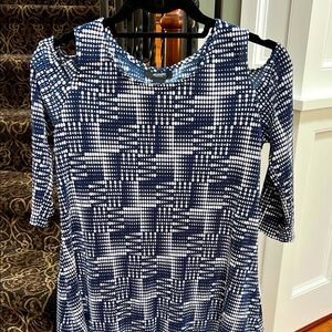 💕Alfani Navy and White Patterned Blouse, cold shoulder, stretchy, hi/lo